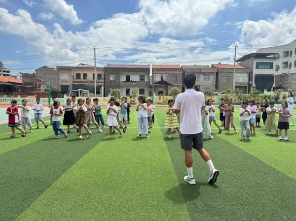 中国配资网开户 武科大学子与阳新富池小学生的“双向成长记”
